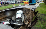 Hàng loạt xe hơi bị nuốt vào trong lòng đất