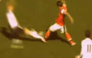 Video Premier League: Pha vào bóng thô bạo dẫn đến thẻ đỏ của Steve Sidwell (Fulham) với Arteta (Arsenal)