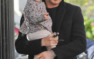 Beckham 'quấn' con gái ngay khi về Anh