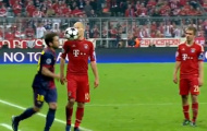 Video: Alba nhận thẻ vàng vì ném bóng vào mặt Robben