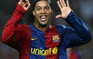 Video: Hãy làm bạn bè 'lé mắt' với 'tuyệt chiêu' gắp bóng của Ronaldinho