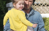Harper Seven Beckham cười rạng rỡ trên tay bố