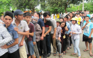 Chùm ảnh: Đổ xô đi mua vé xem trận Sông Lam Nghệ An - V.Ninh Bình