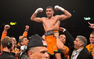 Amir Khan thắng khó nhọc