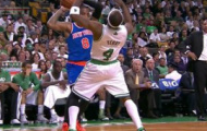 Video NBA: Cú giật chỏ của J. R. Smith (New York Knicks) với Jason Terry (Boston Celtics)
