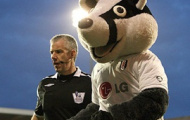 Video hài hước: Van Persie bị linh vật của Fulham chọc ghẹo