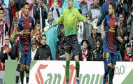 Video: Chuyện gì xảy ra ở Barca? Valdes từ chối đeo băng đội trường, nhường cho Messi?
