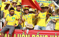 CĐV Sông Lam Nghệ An đội nắng, trèo cây xem bóng đá