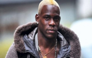 Video: Balotelli sút bóng tấn công xe golf