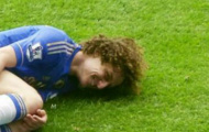 Cận cảnh pha va chạm dẫn đến thẻ đỏ của Rafael và nụ cười 'khó hiểu' của David Luiz