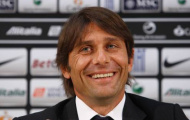 Conte bị học trò lột sạch đồ ăn mừng Scudetto