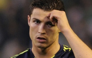 Video: Hãy làm bạn bè 'lé mắt' với 'tuyệt chiêu' sút xoáy cầu vồng của Cristiano Ronaldo (Siêu khó!!!)