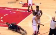 Video NBA: Nazr Mohammed (Chicago Bulls) đẩy ngã LeBron James (Miami Heat)