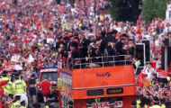 Video: Thành Manchester náo nhiệt trong buổi lễ diễu hành ăn mừng chức vô địch thứ 20 của Man United