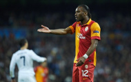 'Fan cuồng' vào sân làm Drogba chấn thương