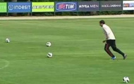 Allegri trổ tài đá phạt trên sân tập