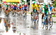 Giải xe đạp Về nông thôn Cúp BVTV An Giang lần thứ 18 năm 2013: Các tay đua nỗ lực tới cùng