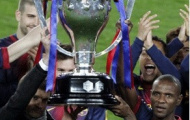Video: Carles Puyol trao vinh dự nâng cúp vô địch La Liga cho Tito Vilanova và Eric Abidal