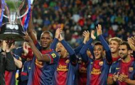 Video: Không thể nhịn cười khi Alex Song 'ngây thơ' tranh cúp với Eric Abidal