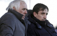 Gary Neville sắp phải 'đưa cơm' cho bố