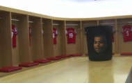 Video: Suarez, Balotelli, Joey Barton, Ashley Cole 'ăn đòn' ở sân nhà Arsenal