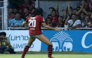 Video: 'Vucinic ver 2.0' - Cầu thủ bị đuổi khỏi sân với quần tụt xuống đầu gối