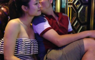 Văn Quyến tình tứ hôn người yêu