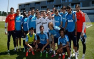 Video: One Direction đọ tài sút bóng cùng CR7