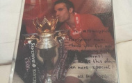 Mượn cúp của Man United, Van Persie chơi khăm CĐV Arsenal
