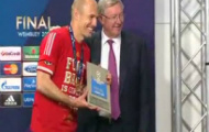 Video: Sir Alex trao danh hiệu Cầu thủ xuất sắc nhất trận CK Champions League cho Robben