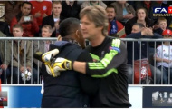 Siêu nhân Hancock thách đấu Van der Sar