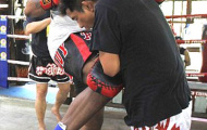 Cựu vô địch quyền anh thành võ sĩ muay Thai