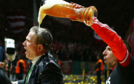 Chùm ảnh: Bayern nồng nặc mùi bia bên cạnh chiếc cúp Quốc Gia