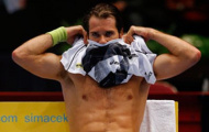 Tommy Haas suýt ở trần ra sân