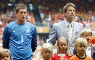 Phân tích: 'Van der Sar mới' đang theo gót đàn anh trên chính con đường của Van der Sar