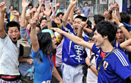 Fan Nhật Bản khỏa thân, nhảy kênh ăn mừng World Cup