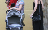 Chùm ảnh: Pique và Shakira bế con dạo phố