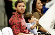 Rảnh rỗi, Xabi Alonso dẫn vợ con đi xem bóng rổ