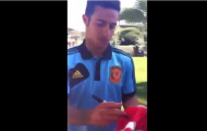 Thiago đã ký tặng vào áo của M.U