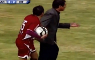 Video: 'Ngứa chân' đá bóng, HLV bị trọng tài đuổi khỏi sân