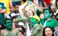 CĐV Brazil “sàm sỡ” với Shakira
