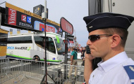 Sự cố xe buýt phá hỏng màn khởi đầu Tour de France