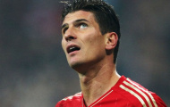 Fiorentina bị Napoli cạnh tranh Mario Gomez
