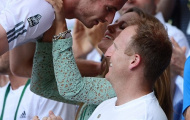 Andy Murray hôn bạn gái đắm đuối ngay trên sân đấu