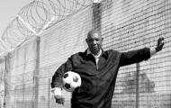 Nelson Mandela: Hòa giải dân tộc bằng bóng đá ngục tù