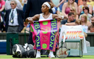 Serena Williams mắc chứng... 'cầm nhầm'?