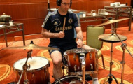 Video: Thủ môn Chelsea - Petr Cech chơi trống điệu nghệ