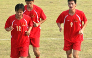 Công Vinh nhảy lên đánh đầu…