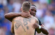 Drogba sợ hết hồn vì bị fan cuồng nhảy bổ vào ôm ấp