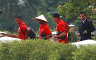 ẢNH NÓNG: Sao Arsenal đội nón lá, tung tăng trong khách sạn